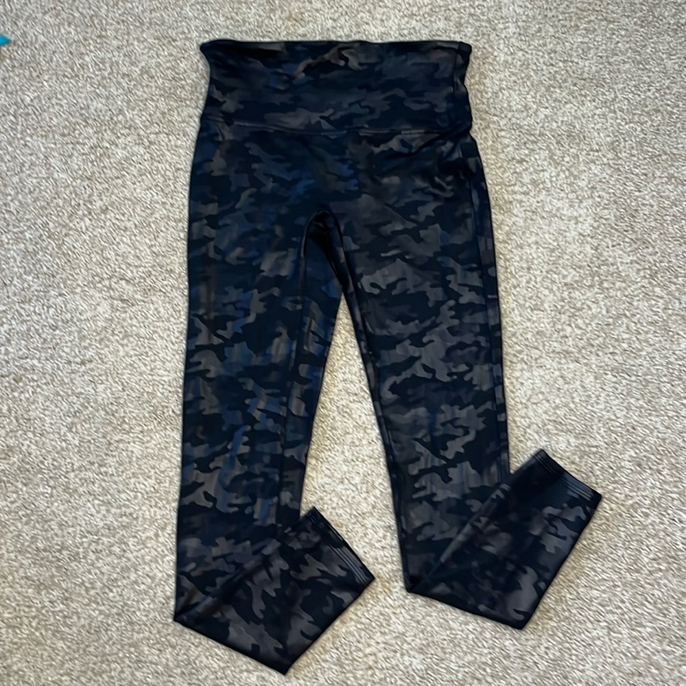 Stylish Spanx camo faux leather leggings. Excellent condition!! Size MP.